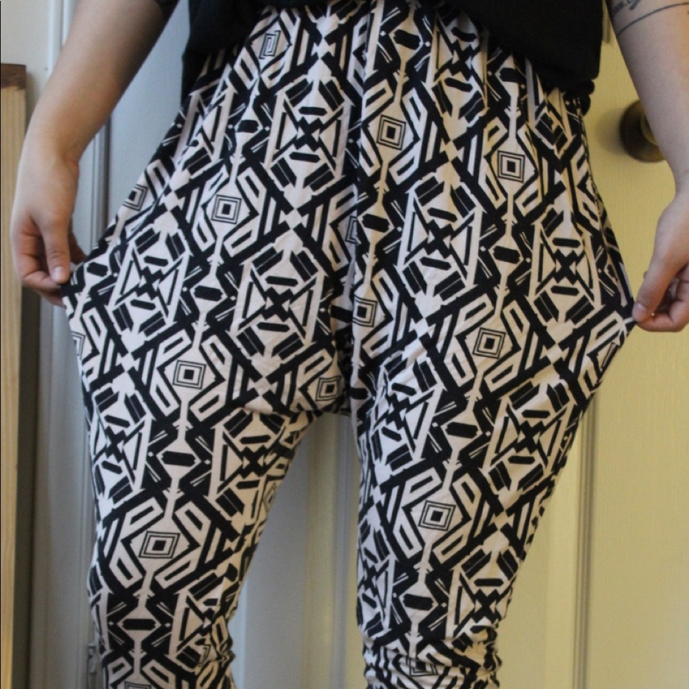 🔺🔻Unique patterned Forever 21 parachute pants